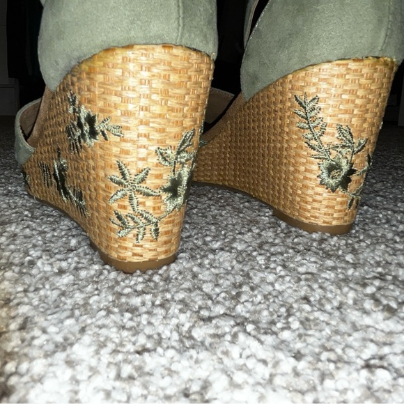 Sage green wedge sandals with appliqué detail - Picture 3 of 3